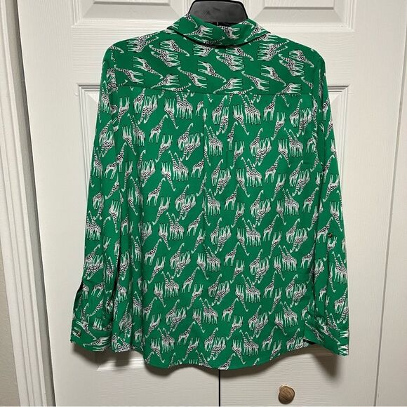 Charter Club Women’s Green Giraffe Animal Print Button Down Shirt size small - Picture 7 of 7
